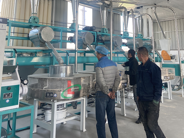 鶴壁客戶(hù)訂購(gòu)4+2組石磨面粉機(jī)，運(yùn)行良好